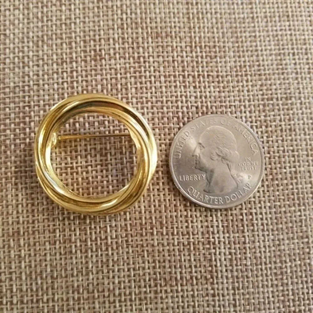 Vintage Crown Trifari Wreath Brooch Infinity Circle Signed Old Money Estate 1372